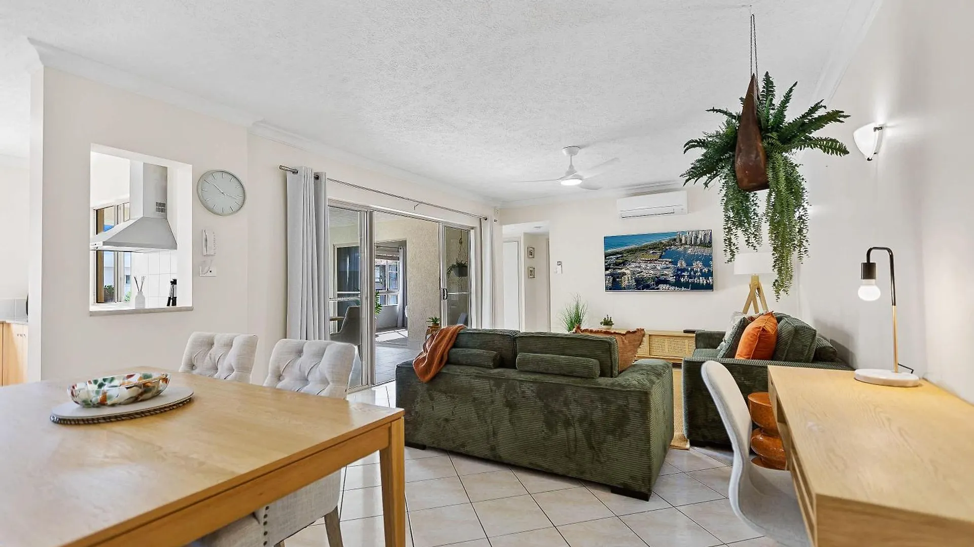 Lakeside Luxe Retreat - Pool View Bbq Spa Bath Cairns Appartamento