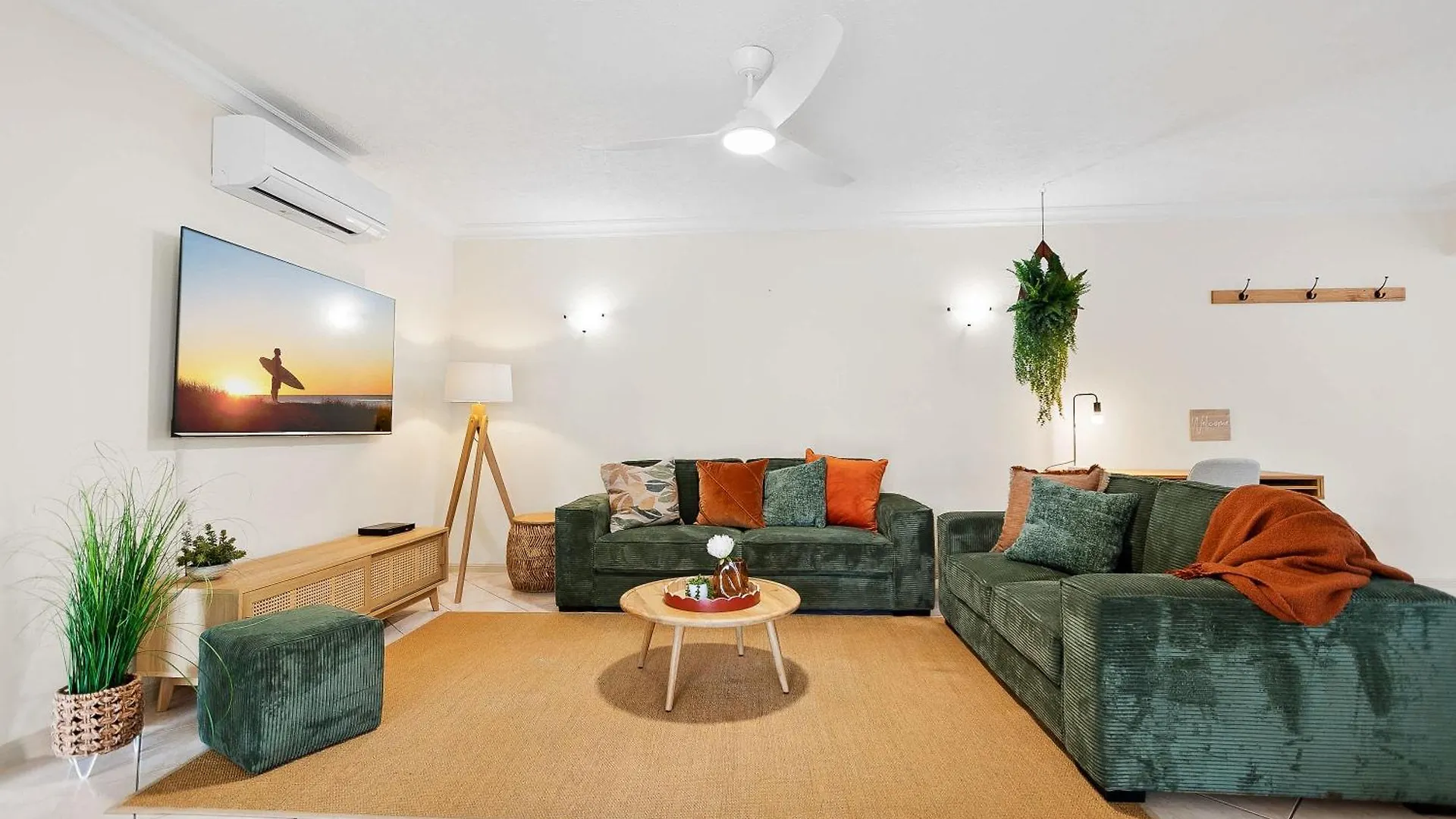 Lakeside Luxe Retreat - Pool View Bbq Spa Bath Cairns Appartamento